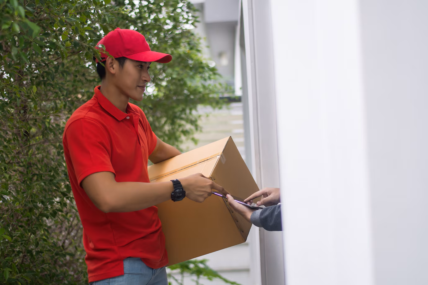hombre joven que entrega paquete al cliente casa entrega 1150 2959.jpg